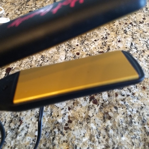 Hot Beauty Flat Iron - Picture 3 of 7